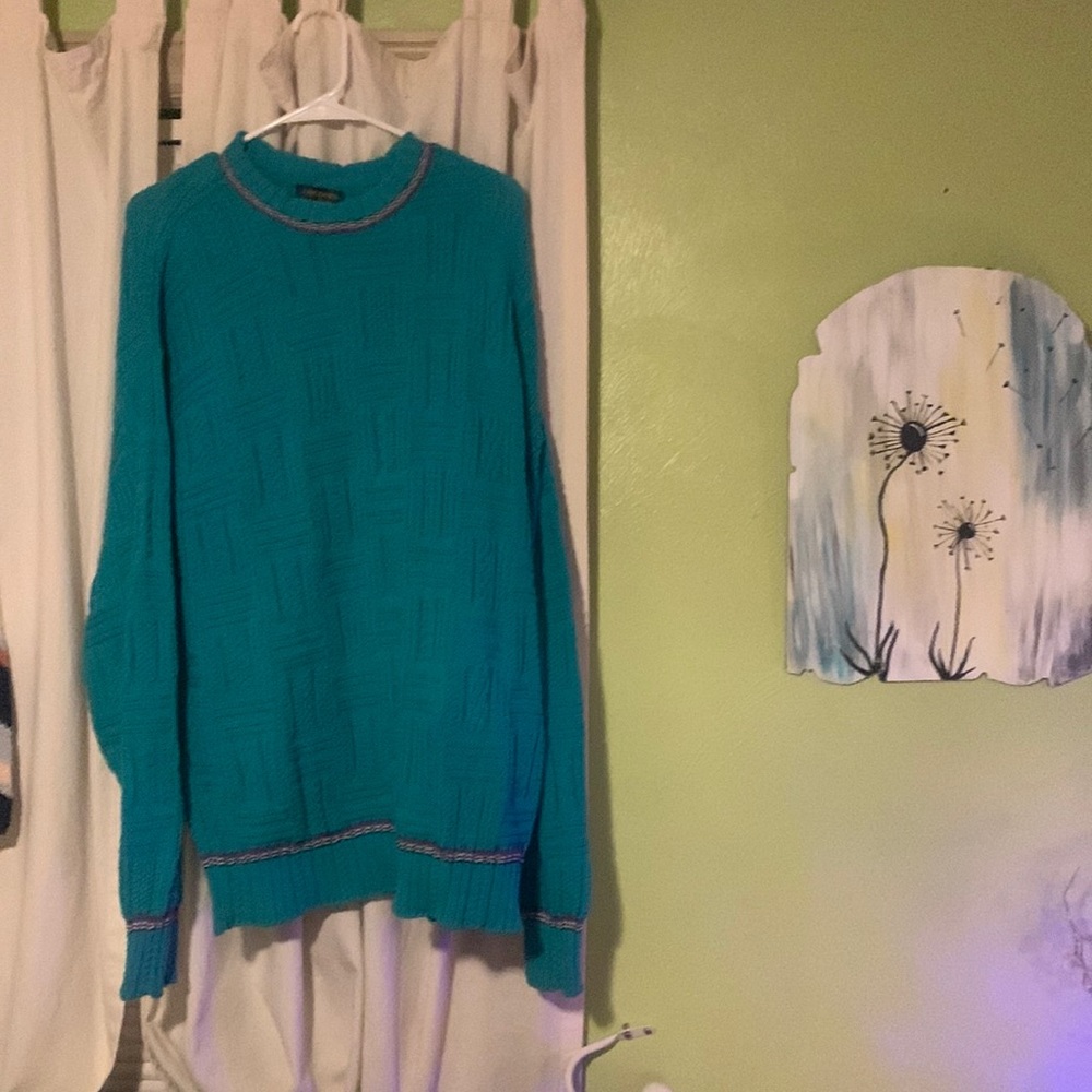 Real sweater with a trim around the neckline